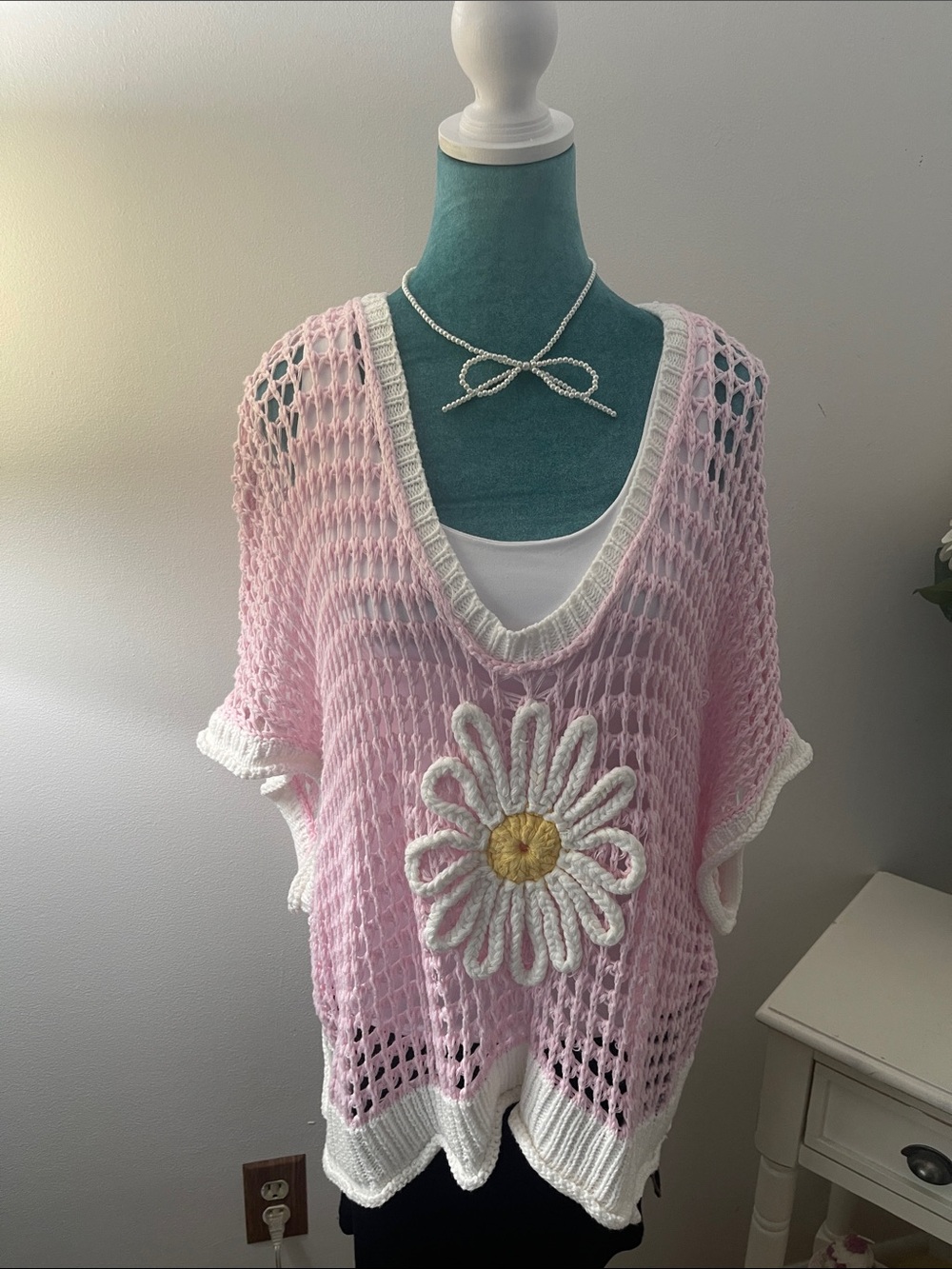 POL Pink and White Crochet V-Neck Sweater with Daisy Appliqué